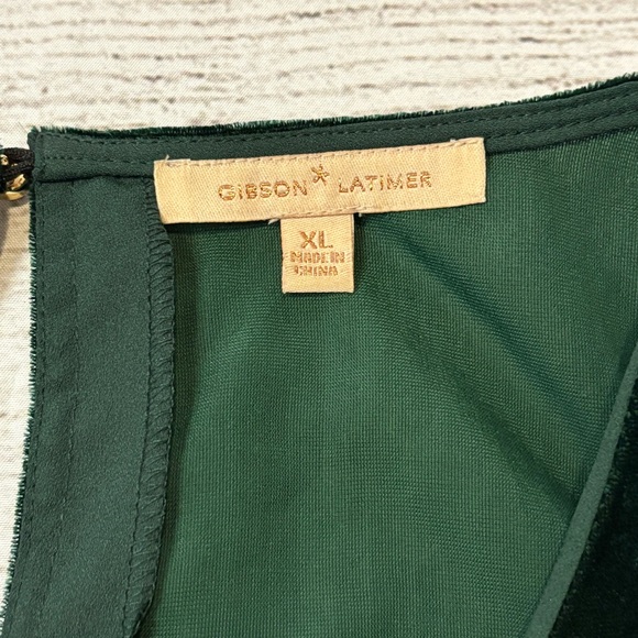 Gibson Latimer Hunter Green Velvet Women's Top - Picture 3 of 5